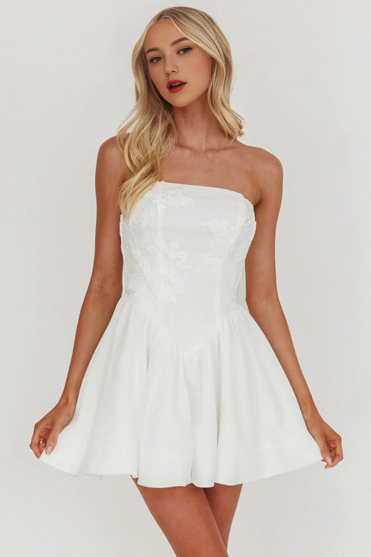 Exquisite White A-Line Strapless Sleeveless Three-Dimensional Floral Decoration Waist Cinching Mini Dress Hot Sale Homecoming Dress