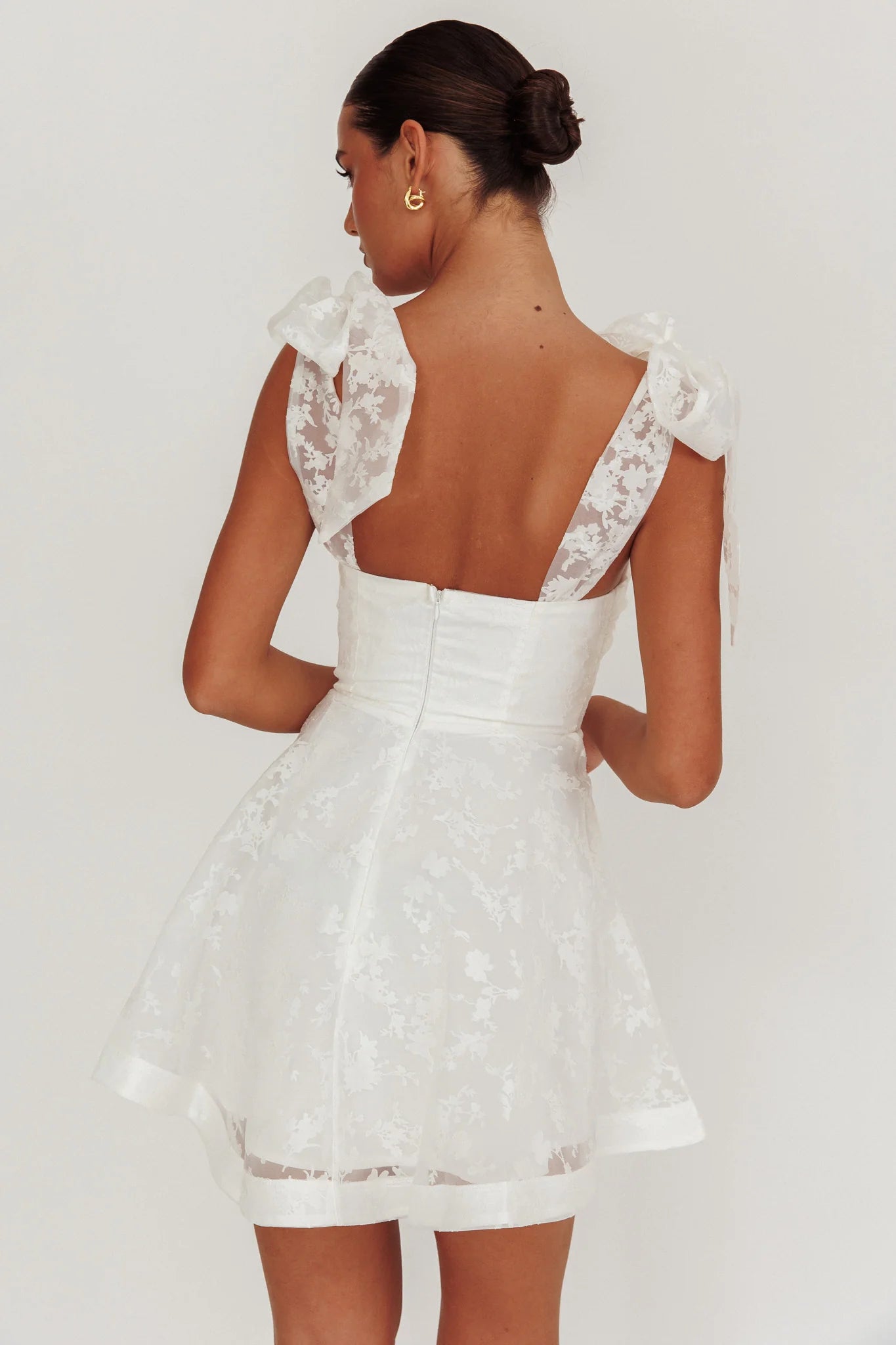 Cute White A Line Sweetheart Neckline Tied Shoulders Keyhole Backless Lace Flower Exquisite Mini Dress Hot Sale Homecoming Dress