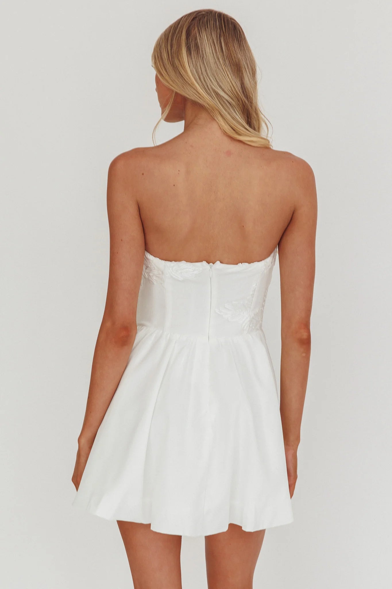 Exquisite White A-Line Strapless Sleeveless Three-Dimensional Floral Decoration Waist Cinching Mini Dress Hot Sale Homecoming Dress