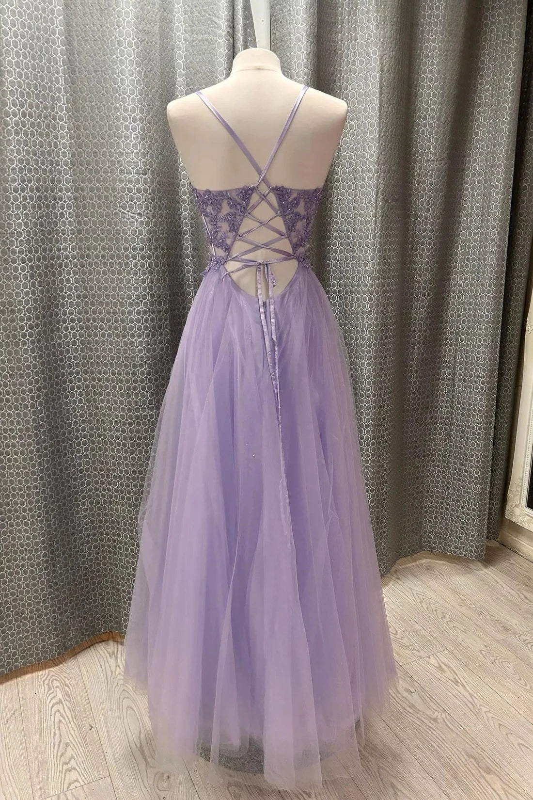 Romantic A-Line V-Neck Spaghetti Straps Lace Up Back Floor-Length Lavender Lace Tulle Evening Dresses