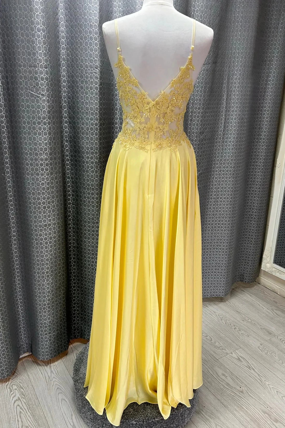 Romantic A-Line V-Neck Spaghetti Straps Open Back Floor-Length Yellow Lace Chiffon Evening Dresses