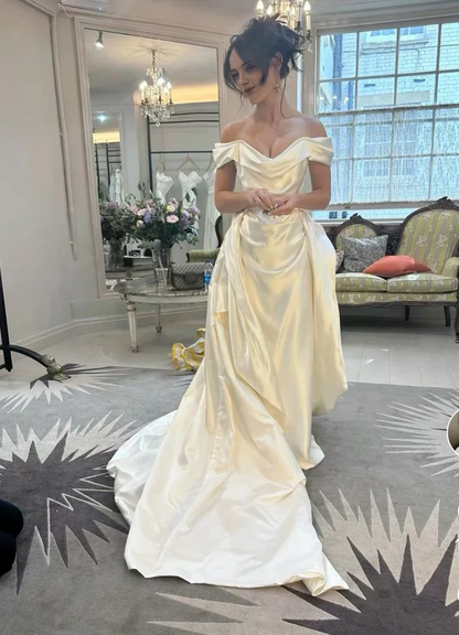 Elegant Ball-gown Off-the-shoulder Sleeveless Button-back Train-length Wedding Dress