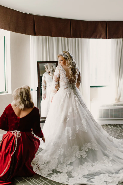 Royal Style Formal Wedding Dresses Ball Gown V Neck Long Sleeve Sweep / Brush Train Lace Bridal Gowns With Appliques