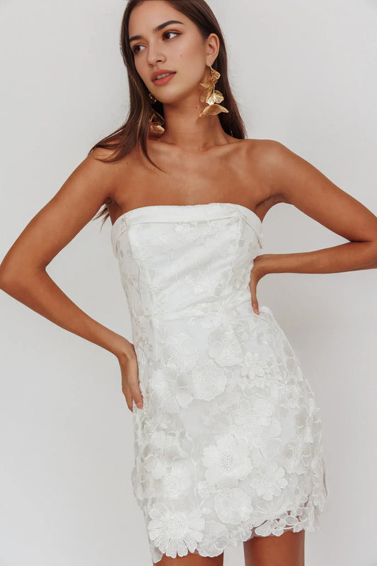 Romantic Sheath Strapless Floral Embellished White Exquisite Mini Dress Hot Sale Homecoming Dress