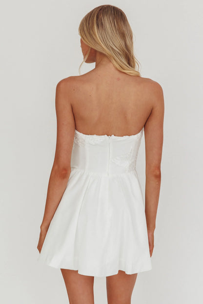 Exquisite White A-Line Strapless Sleeveless Three-Dimensional Floral Decoration Waist Cinching Mini Dress Hot Sale Homecoming Dress
