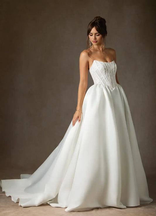 Romantic White A Line Strapless Scoop Neckline Fishbone Corset Lace Ruched Hem Exquisite Hot Sale Wedding Dress