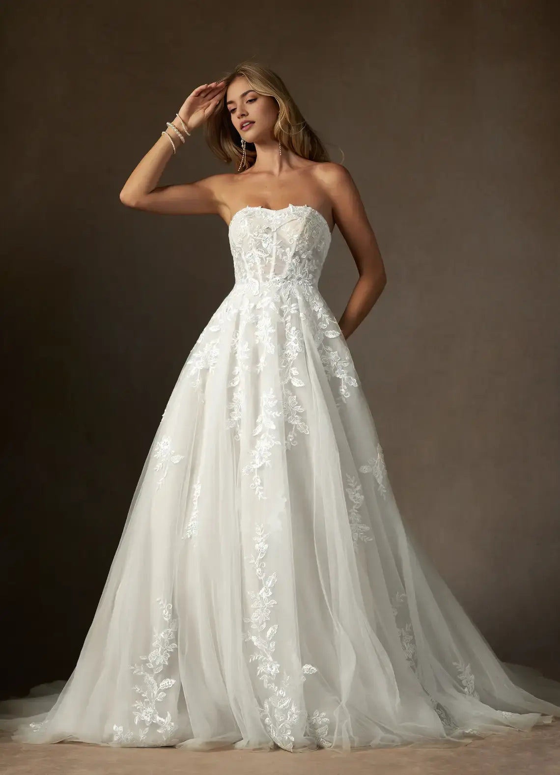 Exquisite White A Line Strapless Lace Applique Sleeveless Backless Fantastic Hot Sale Wedding Dress