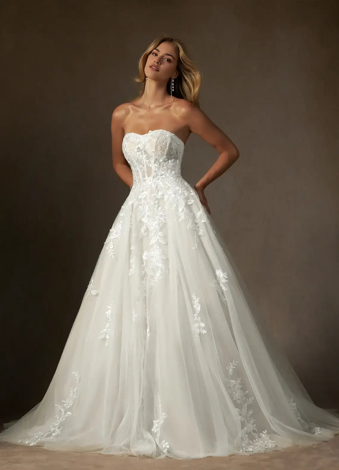 Exquisite White A Line Strapless Lace Applique Sleeveless Backless Fantastic Hot Sale Wedding Dress