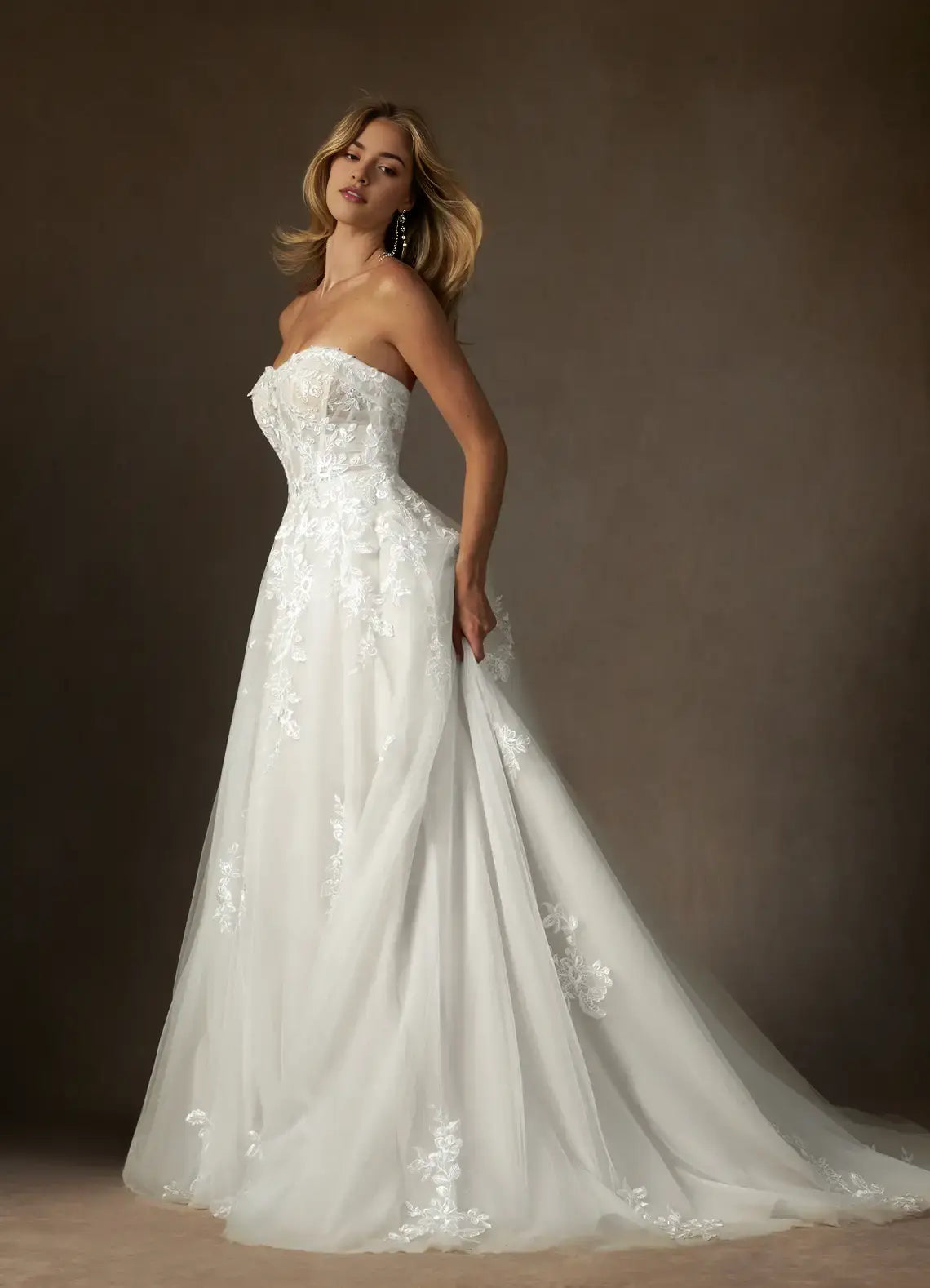Exquisite White A Line Strapless Lace Applique Sleeveless Backless Fantastic Hot Sale Wedding Dress
