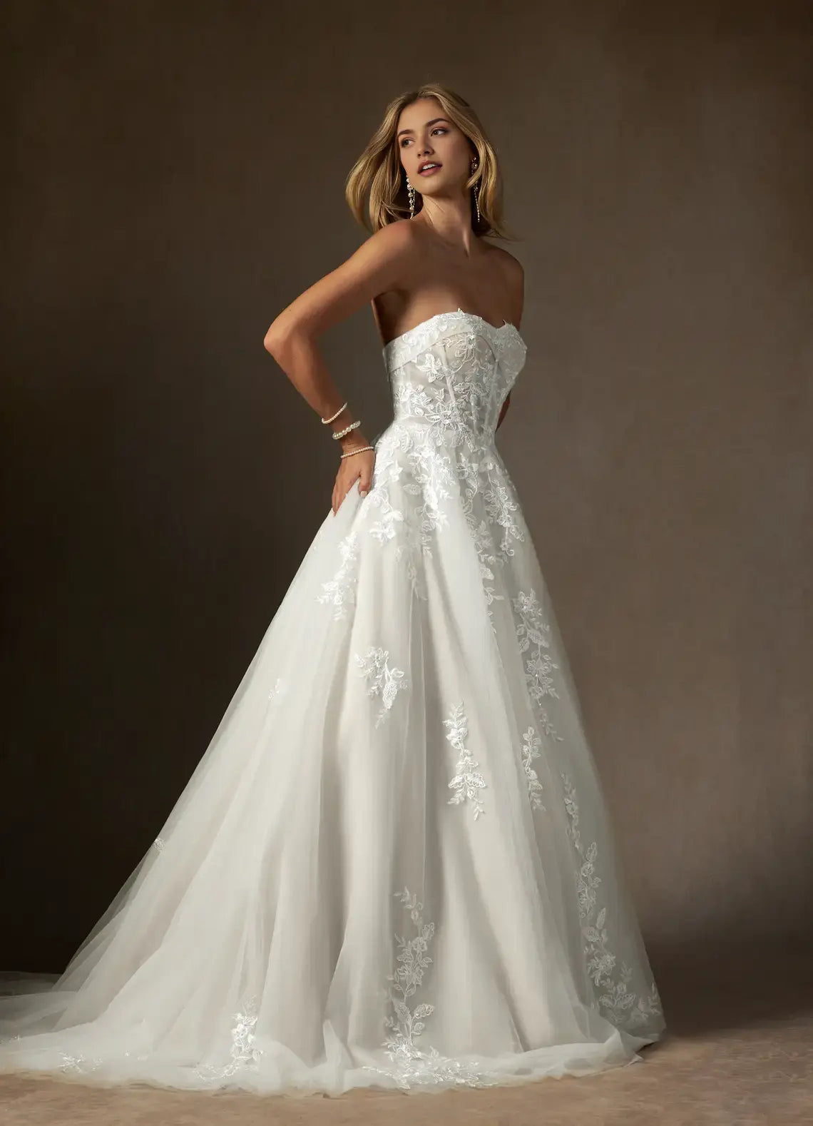 Exquisite White A Line Strapless Lace Applique Sleeveless Backless Fantastic Hot Sale Wedding Dress
