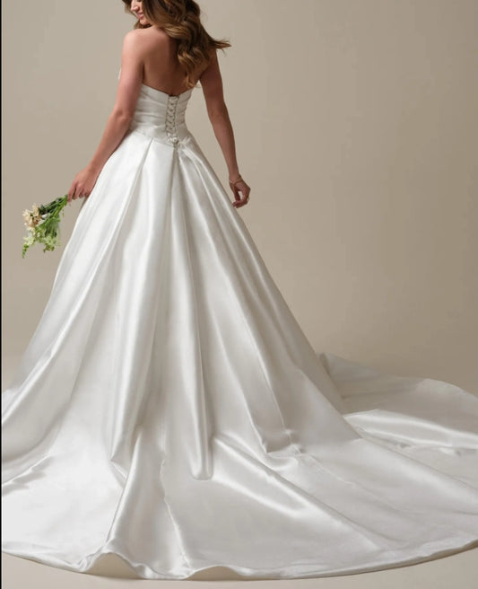 Wedding Dress A-Line Sleeveless Strapless Sweetheart Neckline Bridal Gown Formal Wear Dress