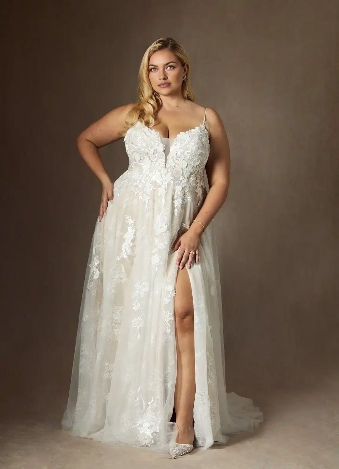 Romantic A-Line Spaghetti Strap V-Neck Sleeveless Tulle Lace Applique Backless Side Fork Exquisite Plus Size Hot Sale Wedding Dress