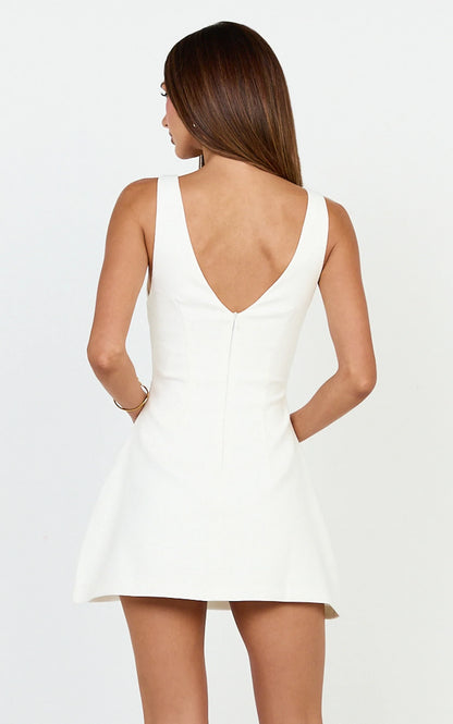 Chic A-Line Boat Neck Sleeveless Deep V-Back Mini Homecoming Dress for Modern Elegance