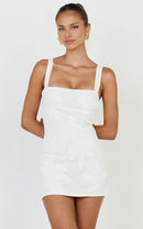 Chic Fitted Square Neck Sleeveless Mini Homecoming Dress with Floral Appliques and Straight Back