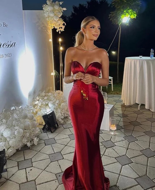 Elegant mermaid strapless sweetheart fitted burgundy floor-length prom dress.