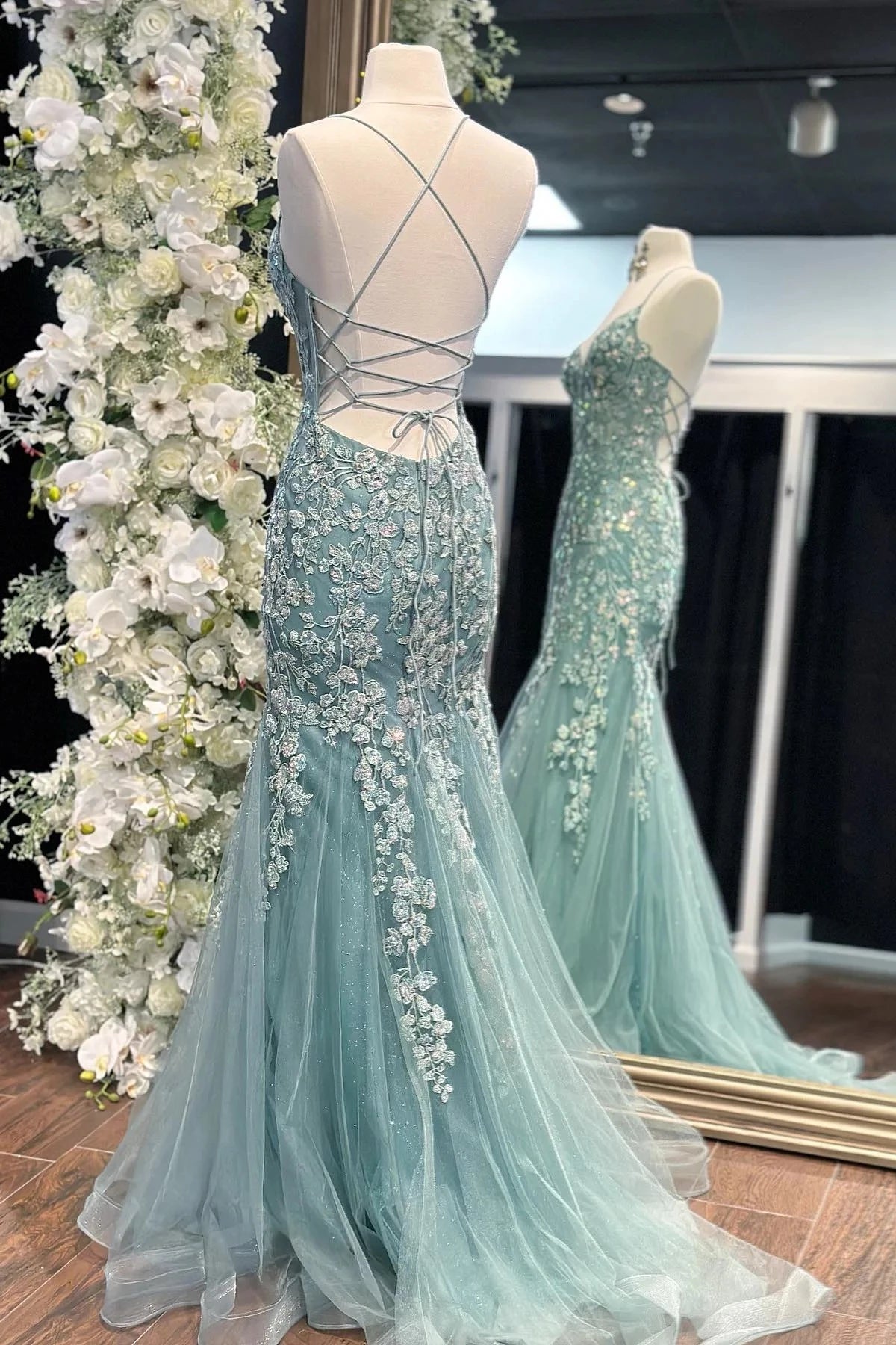 Elegant Mermaid V-Neck Spaghetti-Strap Lace-Up-Back Train Evening Dress