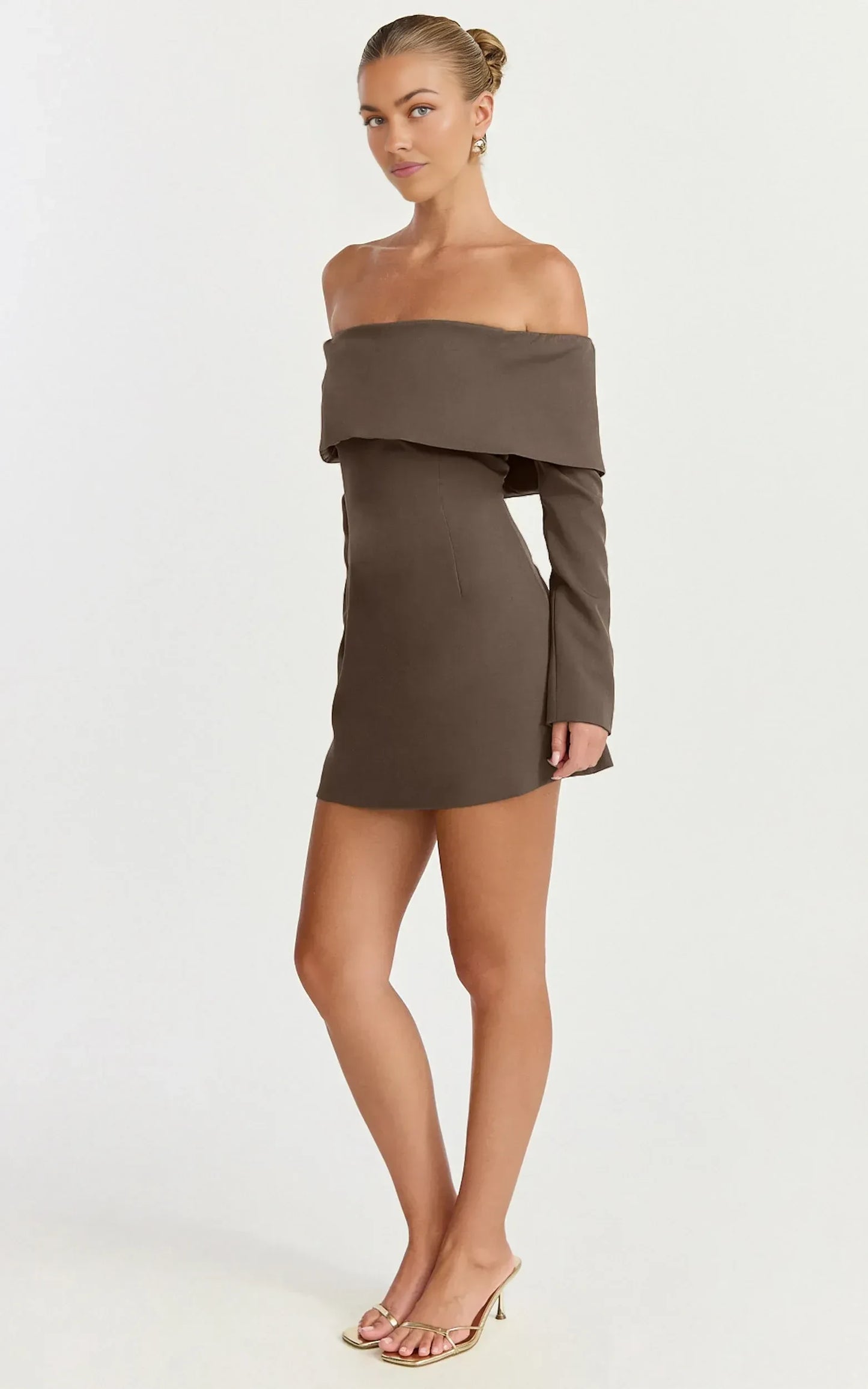 Elegant A-Line Off-Shoulder Long Sleeve Zipper Back Mini Homecoming Dresses for Chic Occasions
