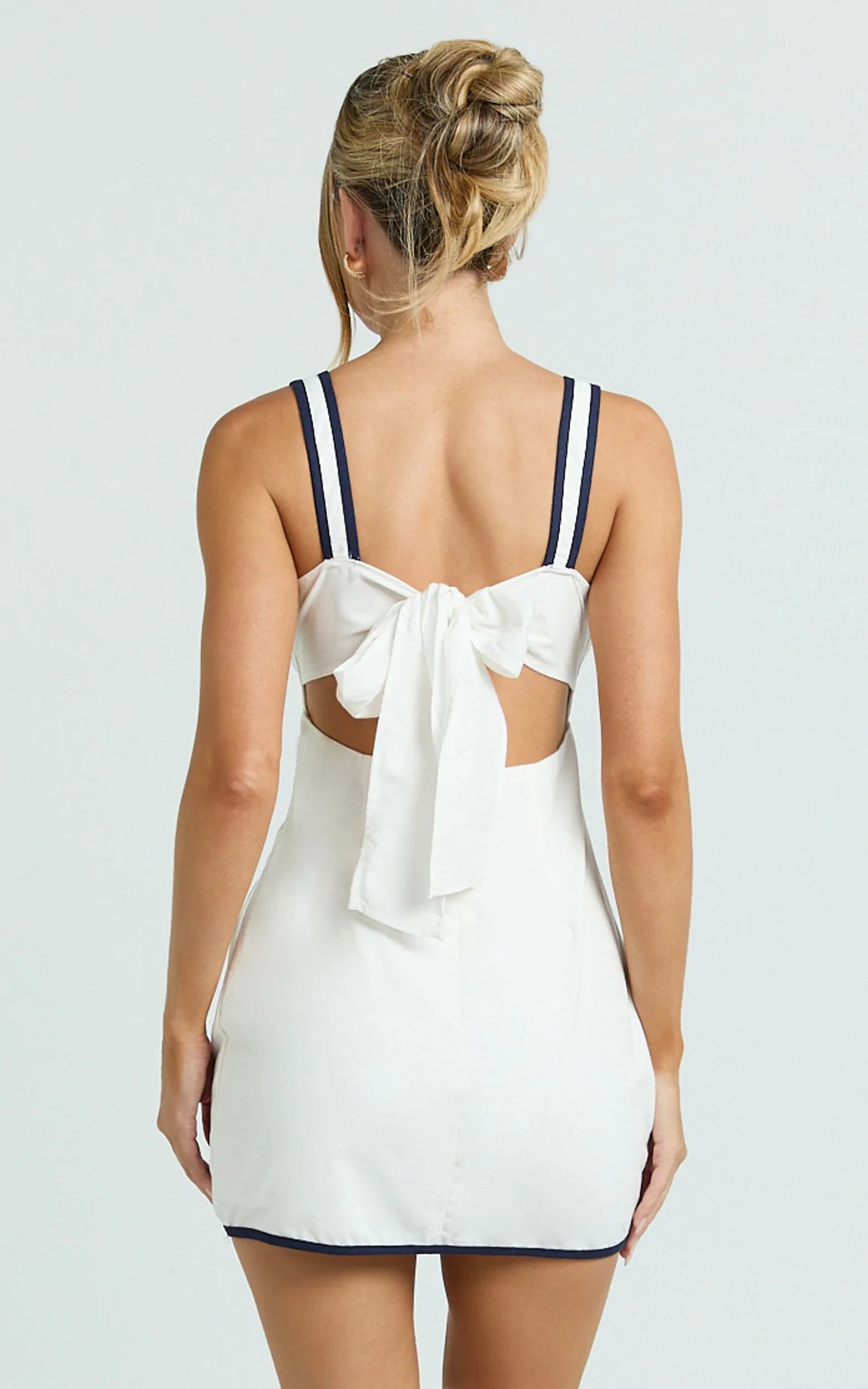 Elegant A-Line Square Neck Sleeveless Tie-Back Open-Back Mini Homecoming Dress for Parties