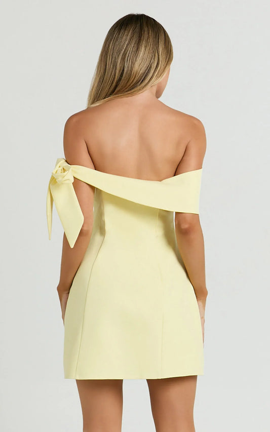Elegant Bodycon Off-the-Shoulder Tie-Detail Mini Homecoming Dress for Parties and Special Occasions