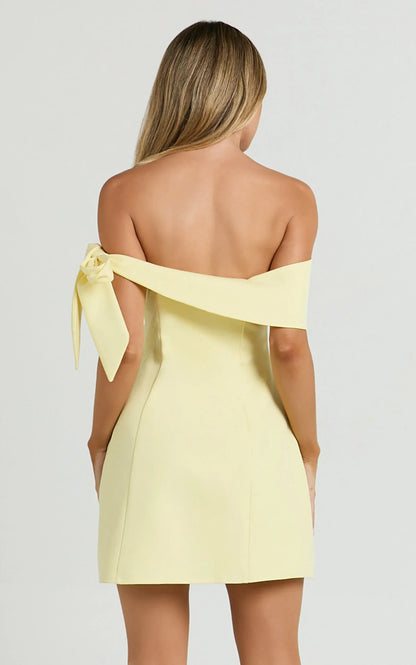Elegant Bodycon Off-the-Shoulder Tie-Detail Mini Homecoming Dress for Parties and Special Occasions