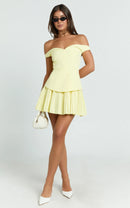 Elegant Off-Shoulder Sweetheart Pleated Mini Homecoming Dress with Fitted Bodice and Open Back