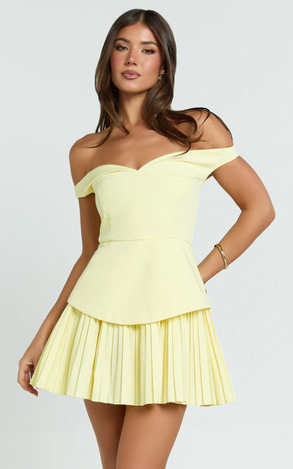 Elegant Off-Shoulder Sweetheart Pleated Mini Homecoming Dress with Fitted Bodice and Open Back