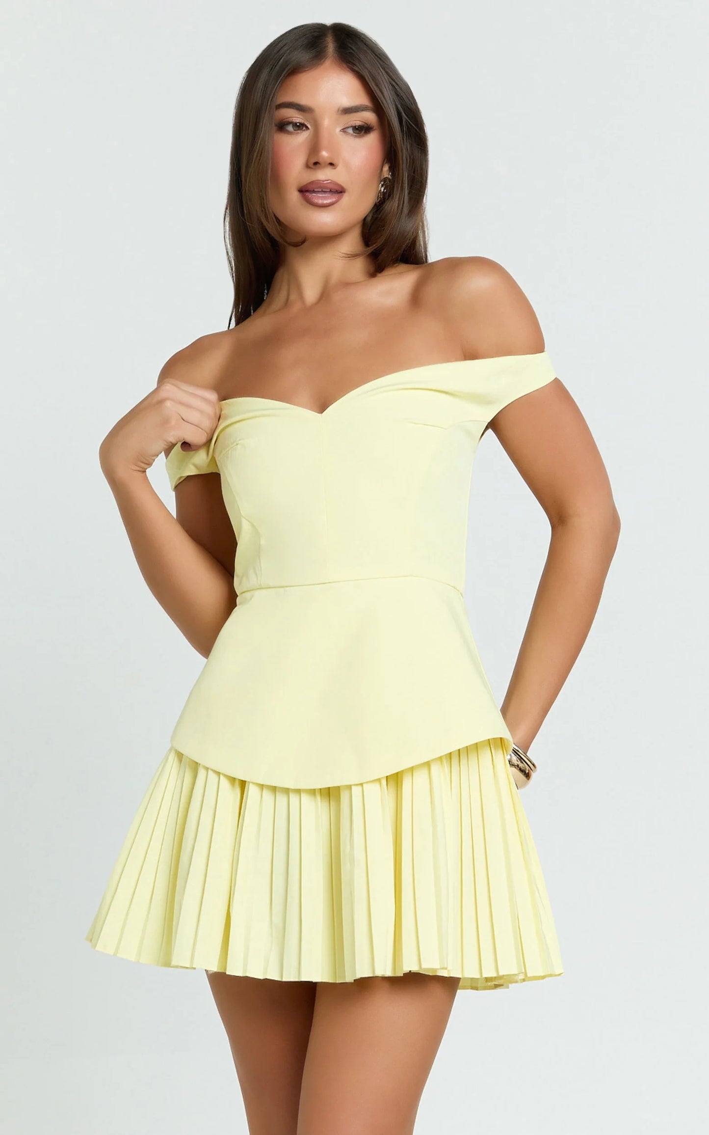 Elegant Off-Shoulder Sweetheart Pleated Mini Homecoming Dress with Fitted Bodice and Open Back