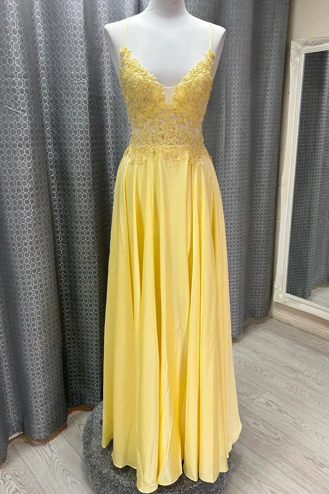 Romantic A-Line V-Neck Spaghetti Straps Open Back Floor-Length Yellow Lace Chiffon Evening Dresses