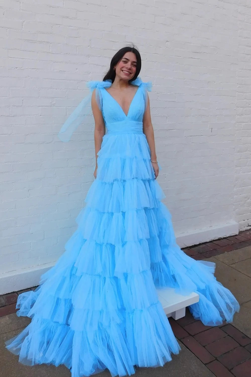 Romantic Ball-Gown V-Neck Sleeveless Bow-Shoulder Tiered-Tulle Train Evening Dress