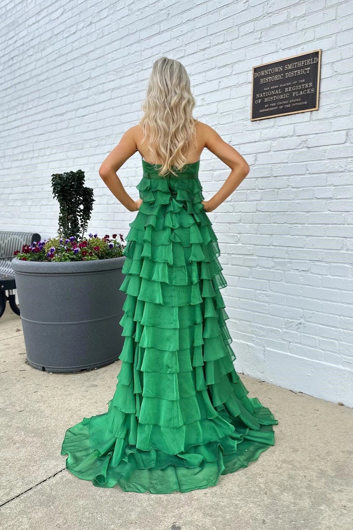 Stunning Green A-Line Strapless Sweetheart Backless Tiered Ruffle Train Evening Dresses