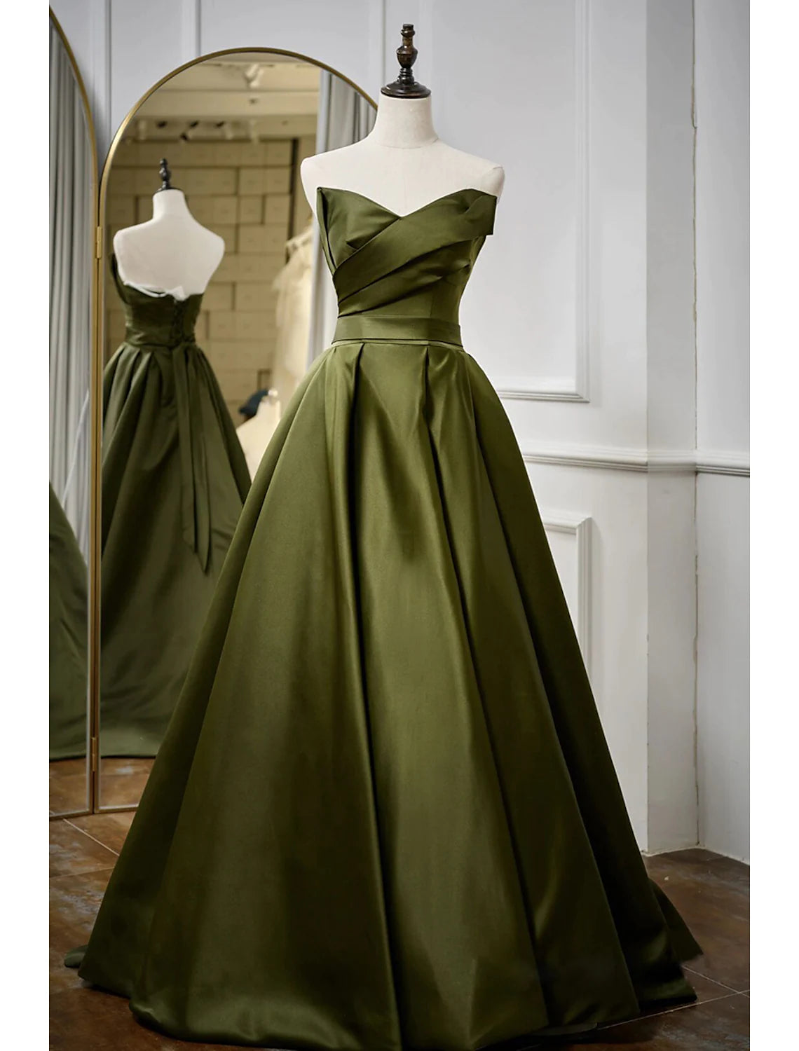 Elegant A-Line Strapless Pleated Satin Floor-Length Evening Gown.