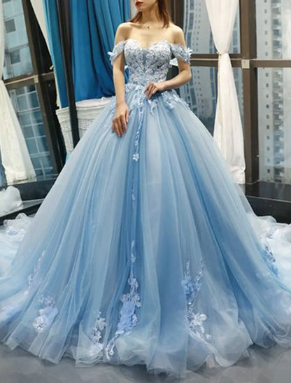 Elegant light blue ball gown quinceanera dress with sweetheart neckline and floral lace.