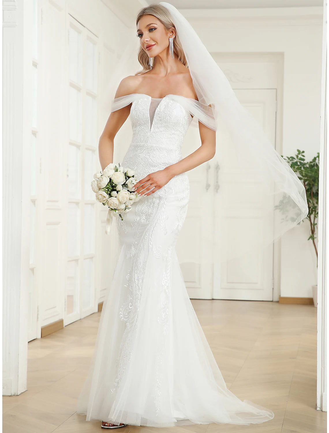 Elegant Mermaid Off-Shoulder Lace Wedding Dress with Court Train.