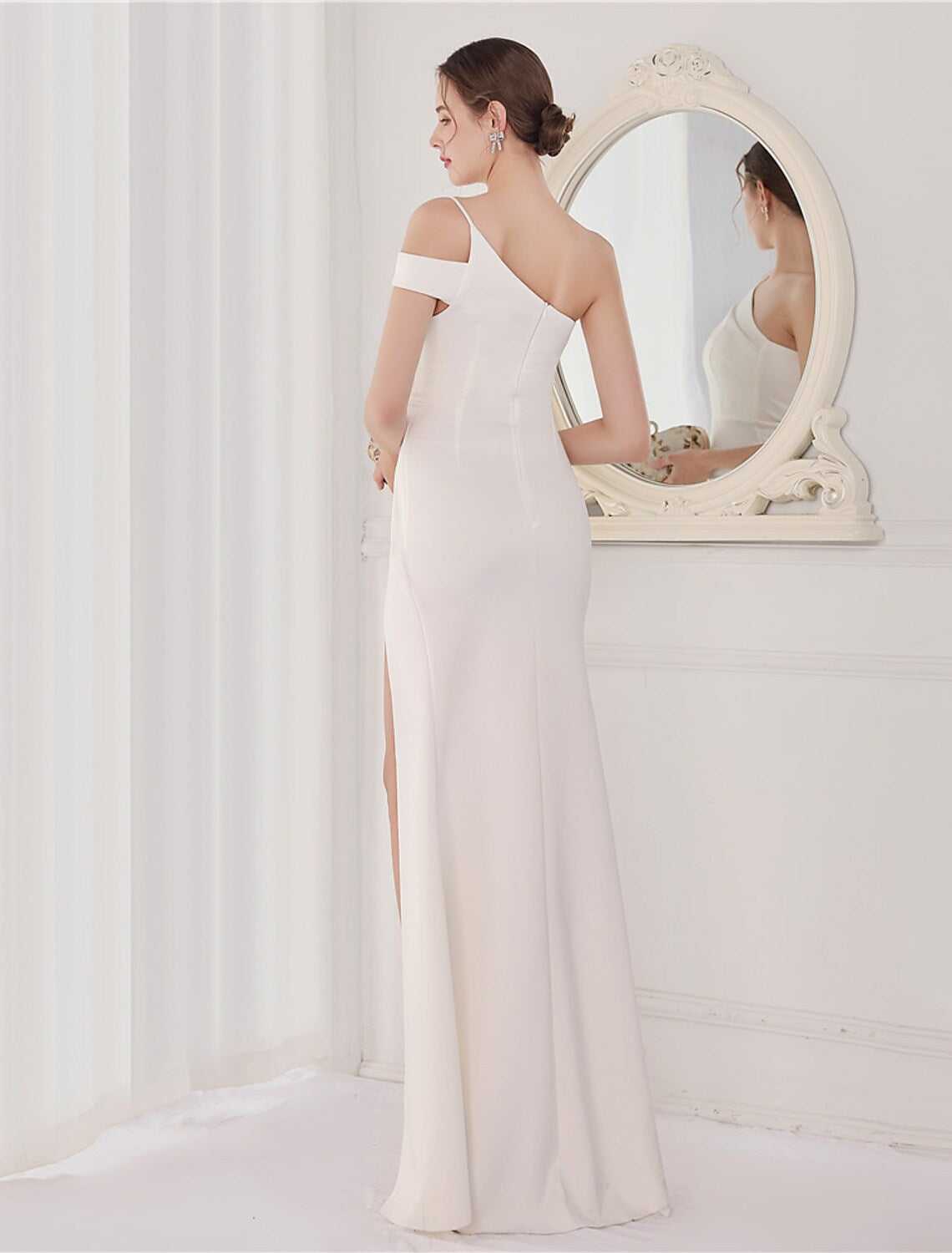 Elegant Mermaid Trumpet Satin Evening Gown with Slit for Wedding Guests.