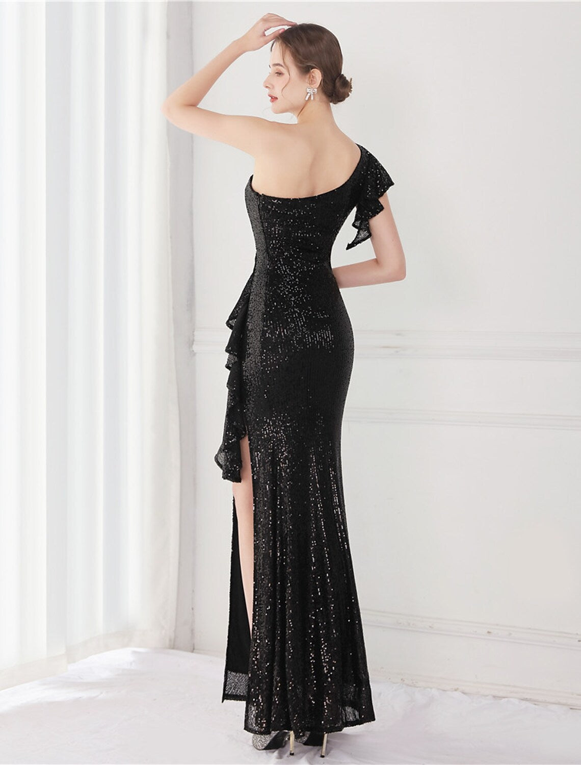 Elegant Sequined Mermaid One-Shoulder Floor-Length Evening Dress with Slit.